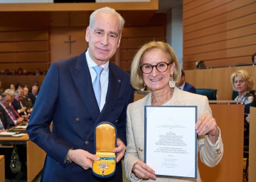 Landeshauptfrau Johanna Mikl-Leitner verlieh Universitätsprofessor DDr. Thomas Klestil, Facharzt für Unfallchirurgie und Sporttraumatologie sowie für Orthopädie und orthopädische Chirurgie, Primarius für Orthopädie und Traumatologie am LK Baden-Mödling und Hainburg, Zielsteuerungskoordinator des Landes NÖ, ehem. Mitglied des NÖ Landessantitätsrates und stv. Leiter am Department für Gesundheitswissenschaften, Medizin und Forschung an der Universität für Weiterbildung Krems, das „Silberne Komturkreuz des Ehrenzeichens für Verdienste um das Bundesland Niederösterreich“.