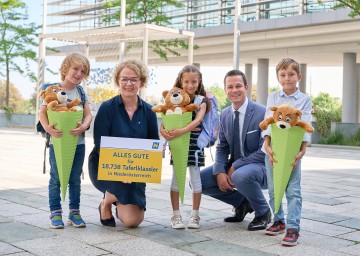 18.738 Taferlklassler zum Schulstart: Bildungslandesrätin Christiane Teschl-Hofmeister und Bildungsdirektor Karl Fritthum mit den Schulanfängern Toni, Isabella und Valentin.