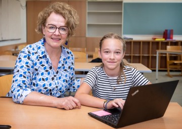 (v.l.n.r.): Bildungs-Landesrätin Christiane Teschl-Hofmeister mit einer Schülerin