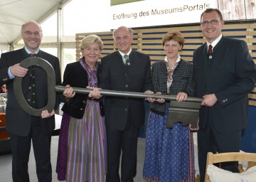 Die Geschäftsführer der Kultur.Region.Niederösterreich, Dr. Edgar Niemeczek und Dorli Draxler (1. und 4. v. li.), Sissy Pröll, Landeshauptmann Dr. Erwin Pröll und Museumsdorf Niedersulz-Geschäftsführer Mag. Günter Fuhrmann nahmen vergangenen Mittwoch die Eröffnung des MuseumsPortals im Museumsdorf Niedersulz vor.<br />
(v.l.n.r.)