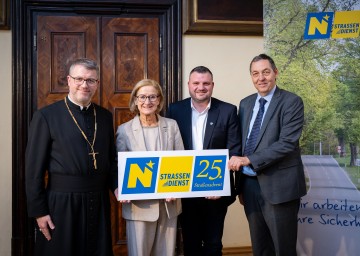 Beim 25. Straßenadvent des NÖ Straßendienstes im Stift Herzogenburg (v.l.n.r.): Propst Petrus Stockinger, Landeshauptfrau Johanna Mikl-Leitner, Landtagsabgeordneter Christian Brenner und Straßenbaudirektor Josef Decker.