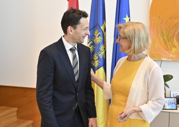 Landeshauptfrau Johanna Mikl-Leitner dankt Superintendent Michael Simmer für die gute und vertrauensvolle Zusammenarbeit sowie seinen langjährigen Einsatz als Seelsorger in Niederösterreich.