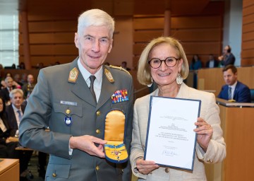 Landeshauptfrau Johanna Mikl-Leitner verlieh Mag. Robert Brieger, ehem. Chairman des European Union Military Committee und ehem. Stabschef des Bundesministeriums für Landesverteidigung, das „Goldene Komturkreuz des Ehrenzeichens für Verdienst um das Bundesland Niederösterreich“.