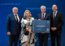 Gemeinsam stärker – UK Tulln und LK Klosterneuburg: der Kaufmännische Direktor Andreas Mikl vom UK Tulln, Elisabeth Bräutigam, Vorständin der NÖ Landesgesundheitsagentur, Landesrat Anton Kasser und Franz Laback, Geschäftsführer Gesundheit Region Mitte GmbH (v.l.n.r.)