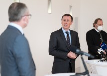 LH-Stellvertreter Stephan Pernkopf (links) und Landesrat Jochen Danninger (Bildmitte) haben ein Kooperationsprojekt vorgestellt, bei dem Bauern, Mühlen und Lebensmittelindustrie an einem Strang ziehen. Dabei sollen neue, widerstandsfähige Getreidesorten dem Klimawandel trotzen.