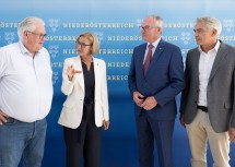 Prof. Sepp Hochreiter von der Johannes Kepler Universität Linz, Landeshauptfrau Johanna Mikl-Leitner, LH-Stellvertreter Stephan Pernkopf und Prof. Gerald Gartlehner von der Universittä für Weiterbildung Krems (von links nach rechts).