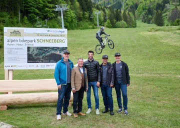 Die NÖVOG Geschäftsführer Michael Hasenöhrl und Wolfgang Schroll (außen links & rechts), Puchbergs Bürgermeister Christian Dungl, LH-Stellvertreter Udo Landbauer und der Geschäftsführer der Schneeberg Sesselbahn Hubert Resch haben gemeinsam mit dem Markenbotschafter Clemens Kaudela (am Bike) den Startschuss für den Baubeginn des Alpen Bikeparks Schneeberg gegeben.